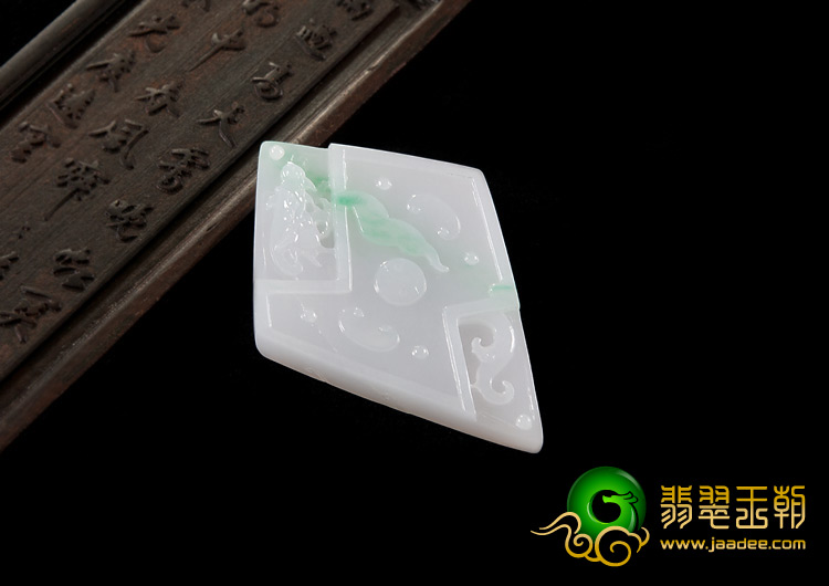 糯冰种白底青缅甸翡翠A货仿古龙头挂件