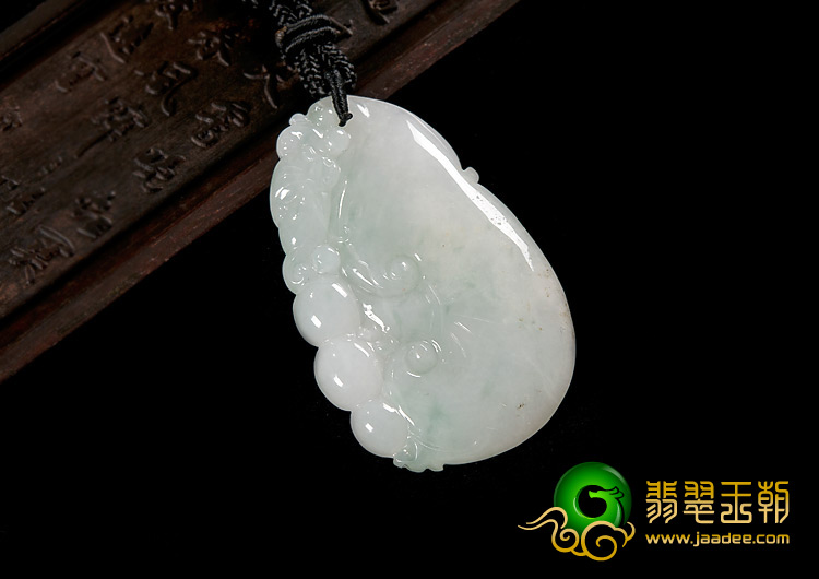 糯冰种略飘花缅甸翡翠A货如意寿挂件