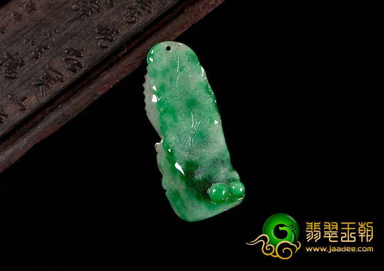 糯冰种翠色缅甸翡翠A货年年有余挂件