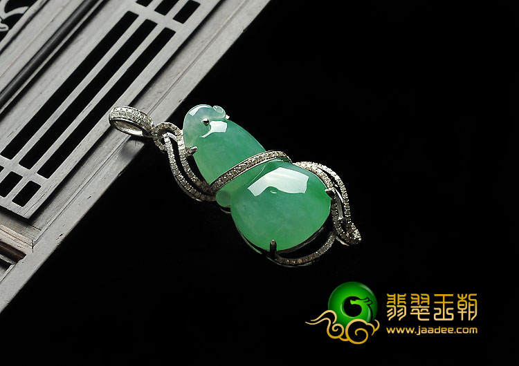 冰种苹果绿缅甸翡翠A货镶白金葫芦胸坠（真钻）