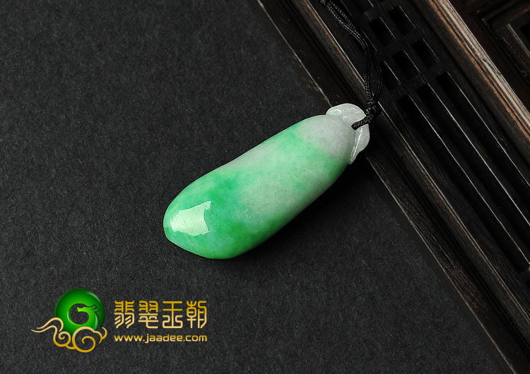糯冰种翠色缅甸翡翠A货福瓜挂件
