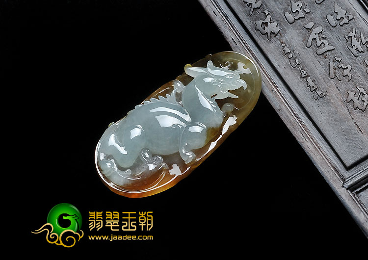 冰种褐黄翡缅甸翡翠A货飞龙在天挂件