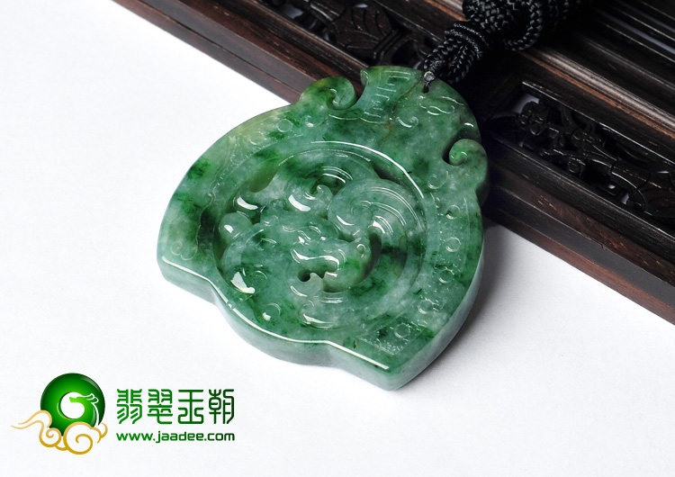（超值推荐）糯冰种飘翠缅甸翡翠A货仿古龙牌挂件