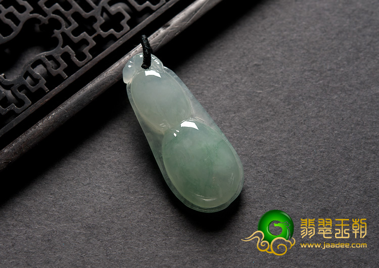 冰种飘花缅甸翡翠A货四季豆挂件