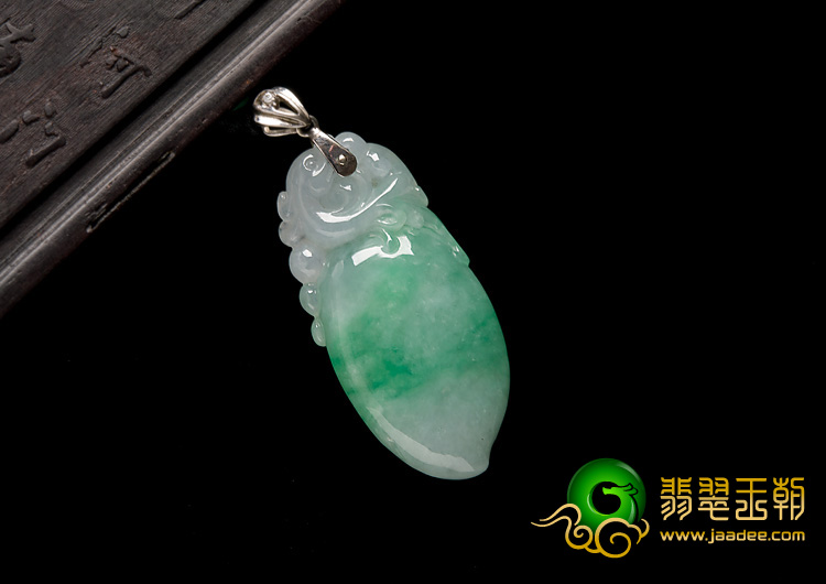糯冰种翠色缅甸翡翠A货寿桃挂件