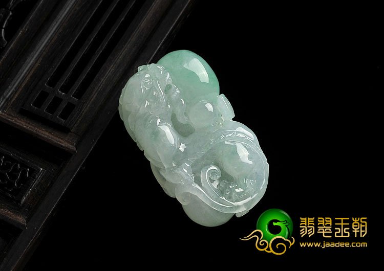 糯冰种翠色缅甸翡翠A货龙戏珠挂件