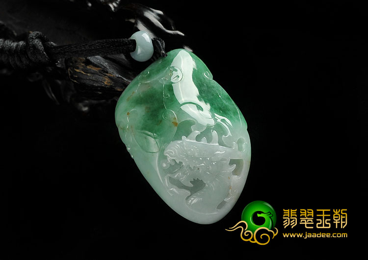 糯冰种翠色缅甸翡翠A货龙凤呈祥挂件
