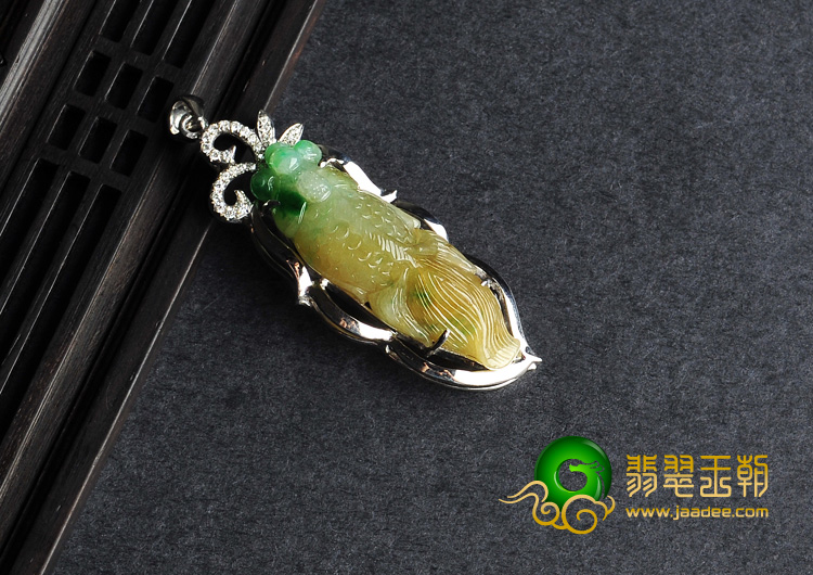 糯冰种黄加绿缅甸翡翠A货镶银金鱼胸坠（水钻）