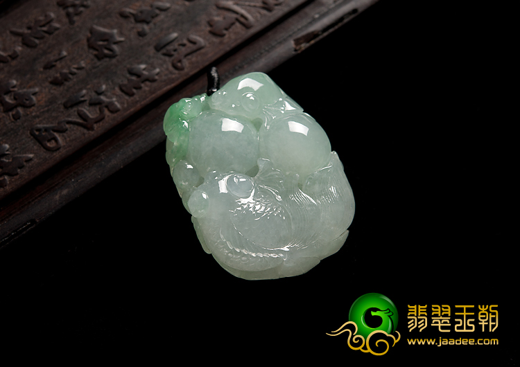 糯冰种飘绿花缅甸翡翠A货年年有余挂件