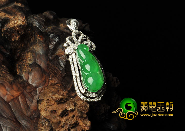 冰种阳绿缅甸翡翠A货镶白金胸坠（真钻）