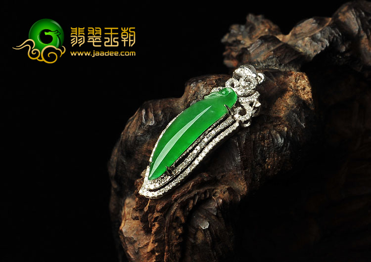 冰种阳绿缅甸翡翠A货镶白金胸坠（真钻）
