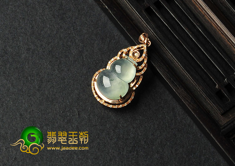冰种淡晴水缅甸翡翠A货镶玫瑰金葫芦胸坠（真钻）