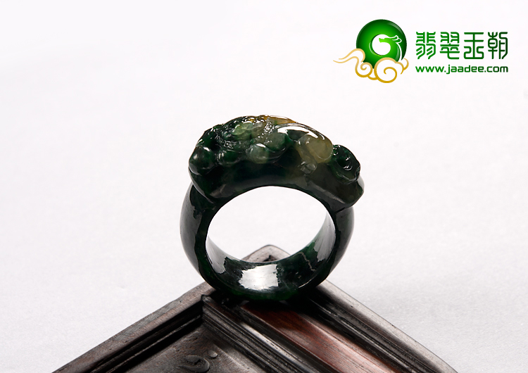 糯冰种癣加绿缅甸翡翠A货灵猫指环