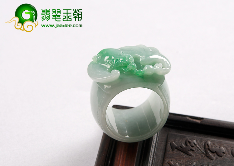 糯冰种翠色缅甸翡翠A货蝙蝠指环