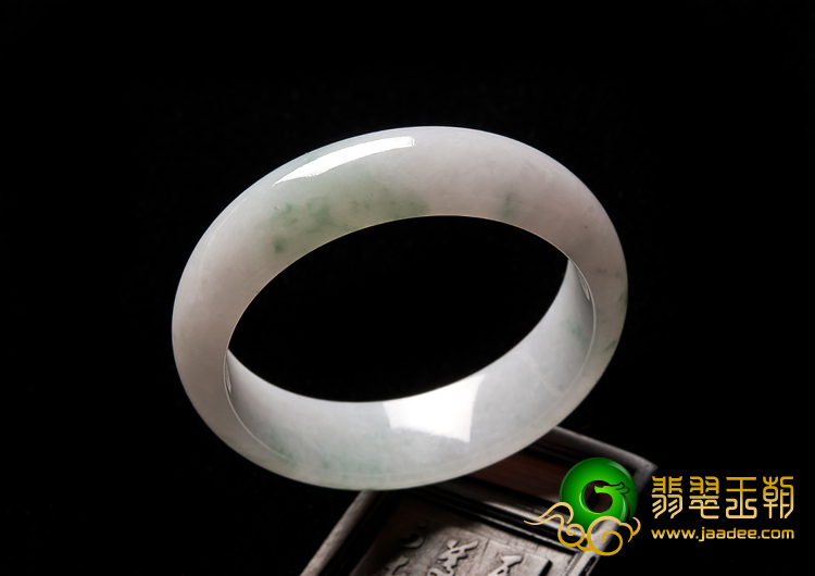 （成本清仓）糯冰种飘绿花缅甸翡翠A货手镯（55.6mm）