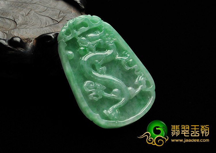 糯冰种翠色缅甸翡翠A货龙牌挂件