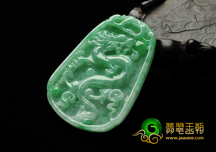 糯冰种翠色缅甸翡翠A货龙牌挂件