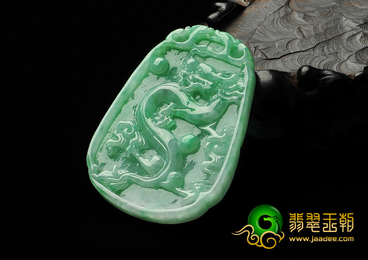 糯冰种翠色缅甸翡翠A货龙牌挂件