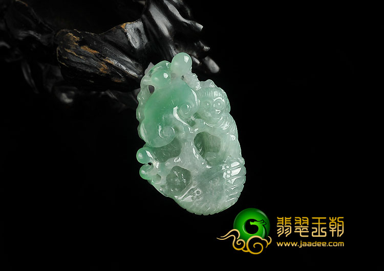糯冰种翠色缅甸翡翠A货灵猴报福挂件