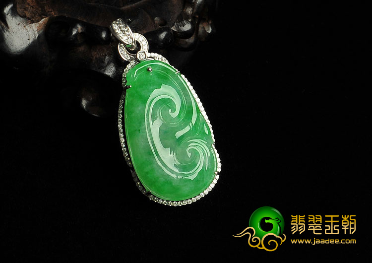 糯冰种阳绿缅甸翡翠A货镶白金如意胸坠（真钻）