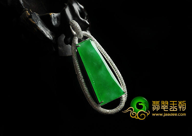 （超值推荐）冰种正阳绿缅甸翡翠A货镶白金平安牌胸坠（真钻）