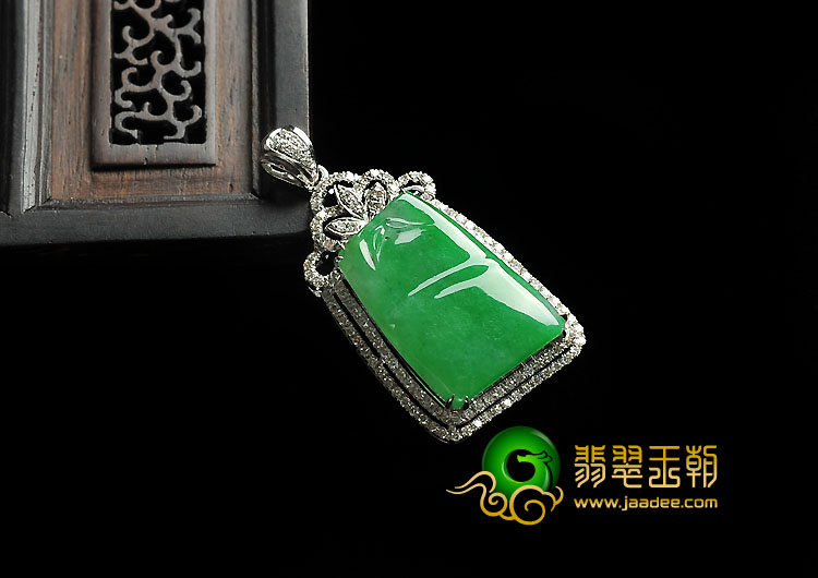冰种阳绿缅甸翡翠A货镶白金节节高胸坠（真钻）