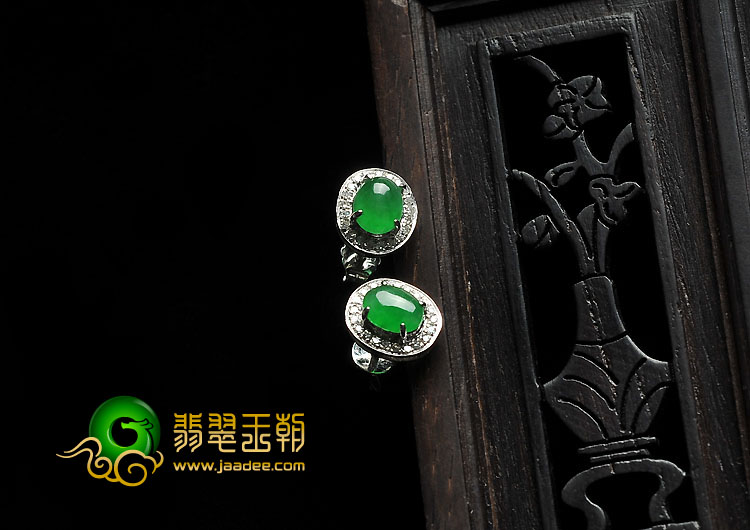 冰种阳绿缅甸翡翠A货镶白金耳钉（真钻）