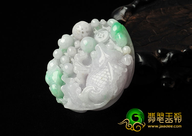 糯冰种淡春带彩缅甸翡翠A货年年有余挂件