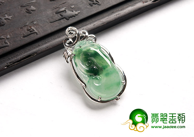 冰种飘花缅甸翡翠A货镶白金如意胸坠（真钻）