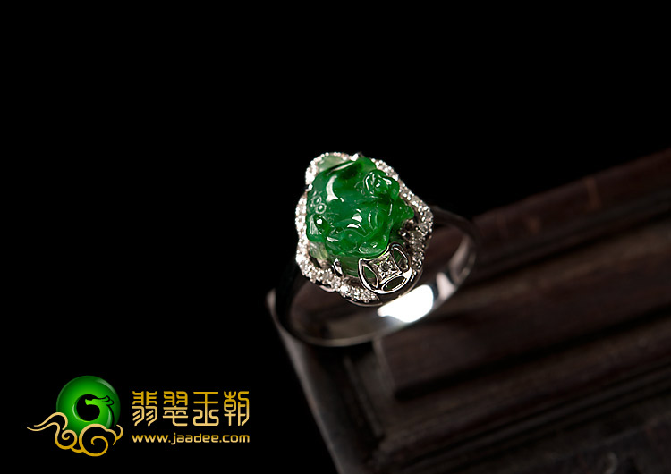 冰种翠色缅甸翡翠A货镶白金戒指（真钻）