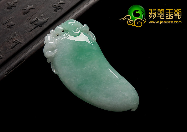 糯冰种豆色缅甸翡翠A货福瓜挂件
