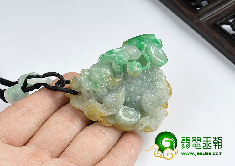 糯冰种黄加绿缅甸翡翠A货金蟾送宝挂件