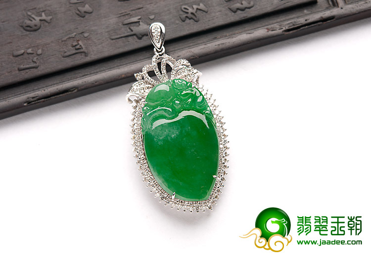 冰种阳绿缅甸翡翠A货镶白金寿桃胸坠（真钻）