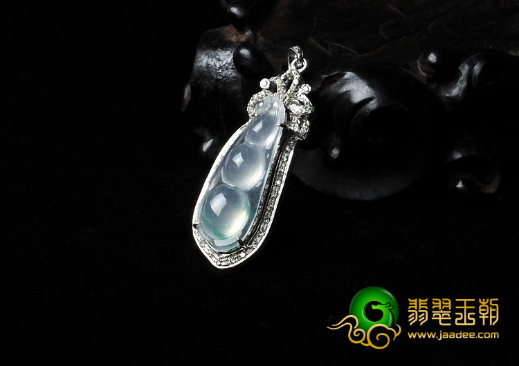 冰玻种略飘花缅甸翡翠A货镶金四季豆胸坠（真钻）