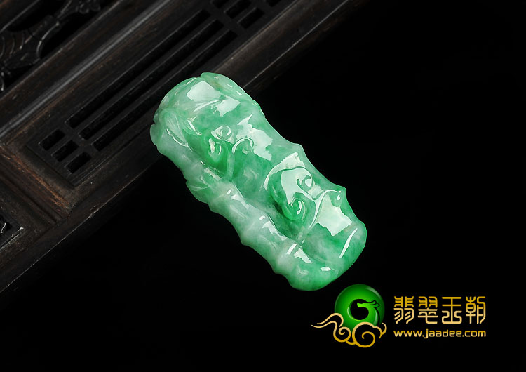 糯冰种翠色缅甸翡翠A货节节高挂件