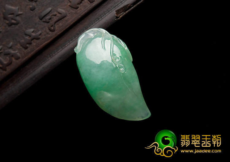 冰种淡绿缅甸翡翠A货福瓜挂件