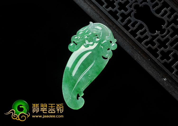 冰种阳绿缅甸翡翠A货府中有龙挂件