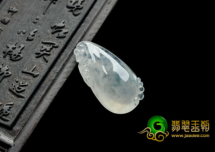 冰种略飘花缅甸翡翠A货福瓜挂件