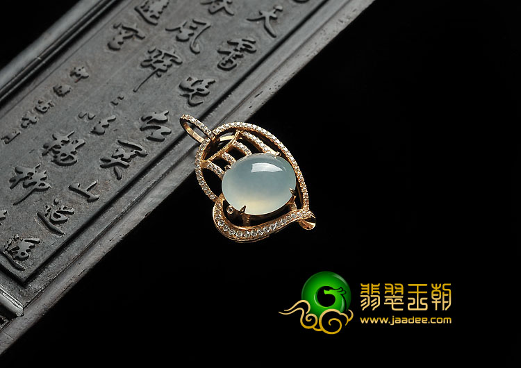 冰种晴水缅甸翡翠A货镶白金胸坠（水钻）