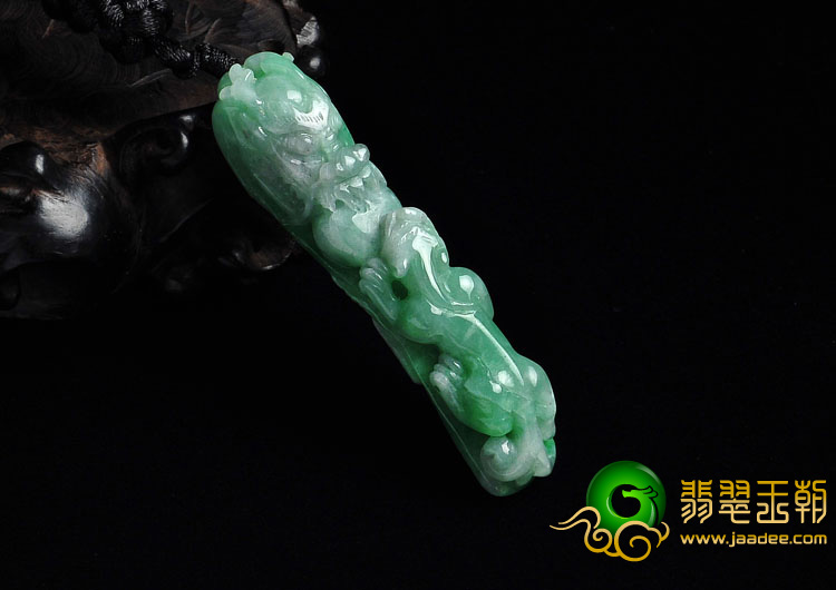 糯冰种翠色缅甸翡翠A货龙钩挂件