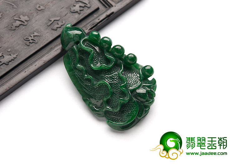 糯冰种翠色缅甸翡翠A货白菜挂件