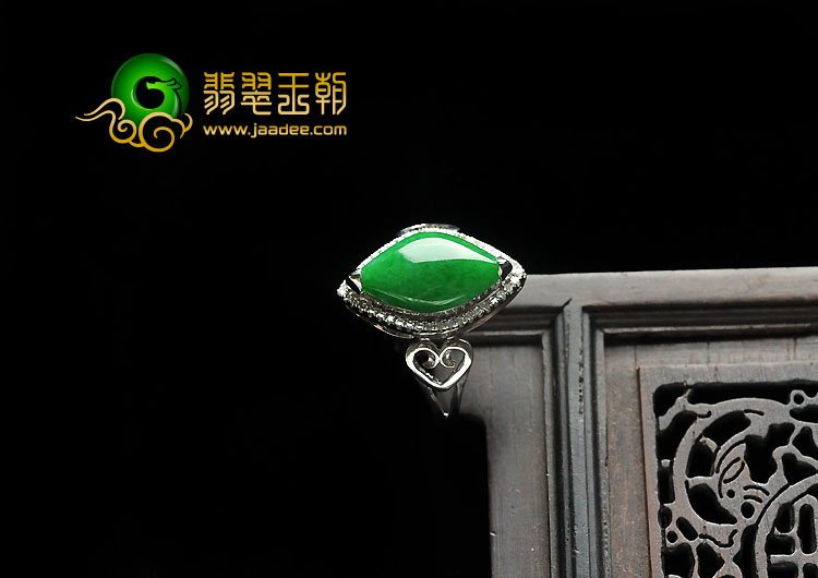 糯冰种阳绿缅甸翡翠A货镶白金水滴戒指（真钻）
