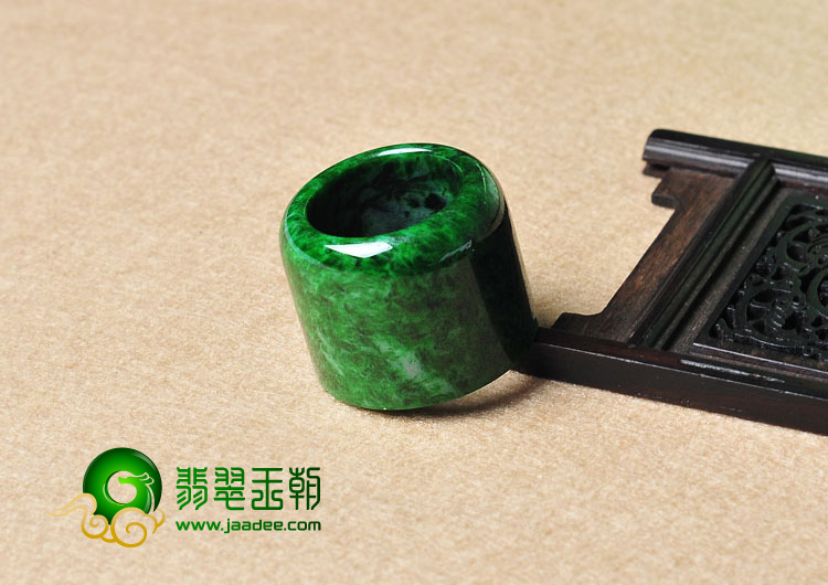 糯冰种癣加绿缅甸翡翠A货扳指