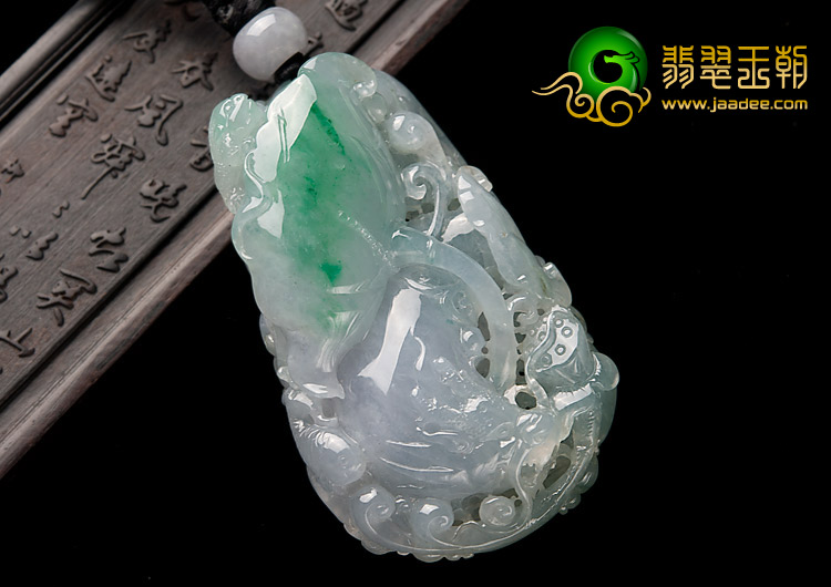 冰种春带彩缅甸翡翠A货龙头鱼手玩件