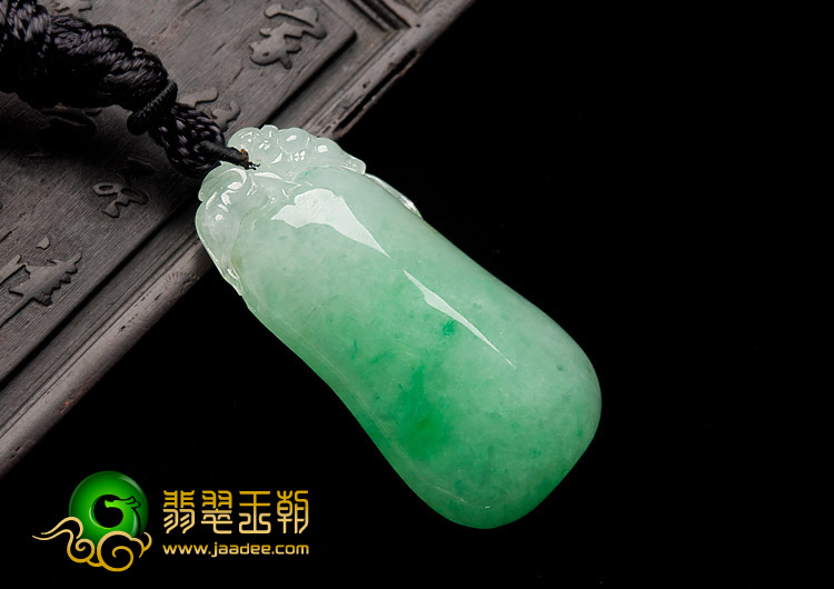糯冰种翠色缅甸翡翠A货福瓜挂件