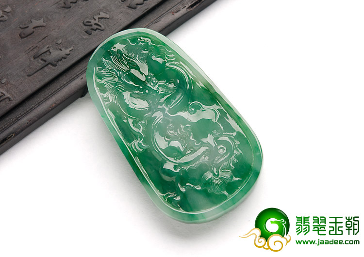 糯冰种翠色缅甸翡翠A货龙牌挂件
