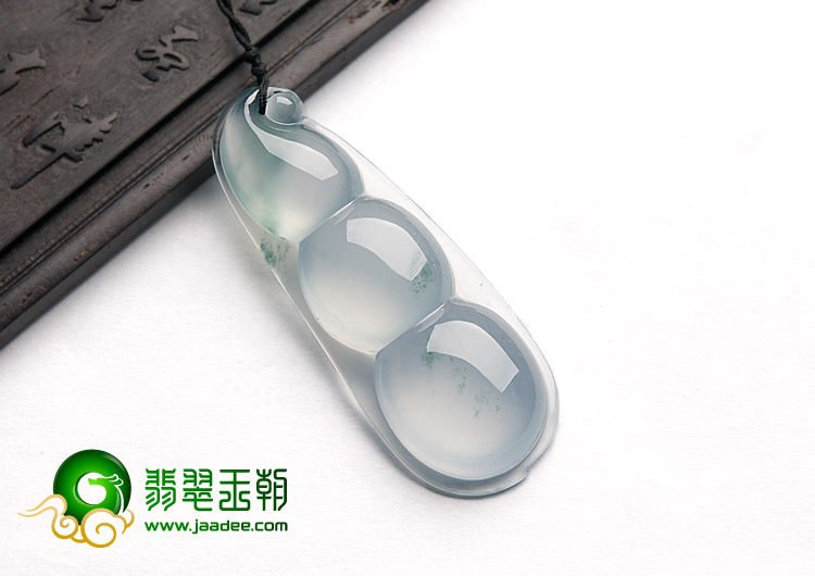 玻璃种略飘花缅甸翡翠A货豆子挂件