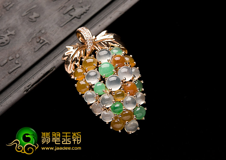 冰种三彩缅甸翡翠A货镶白金胸坠（真钻）