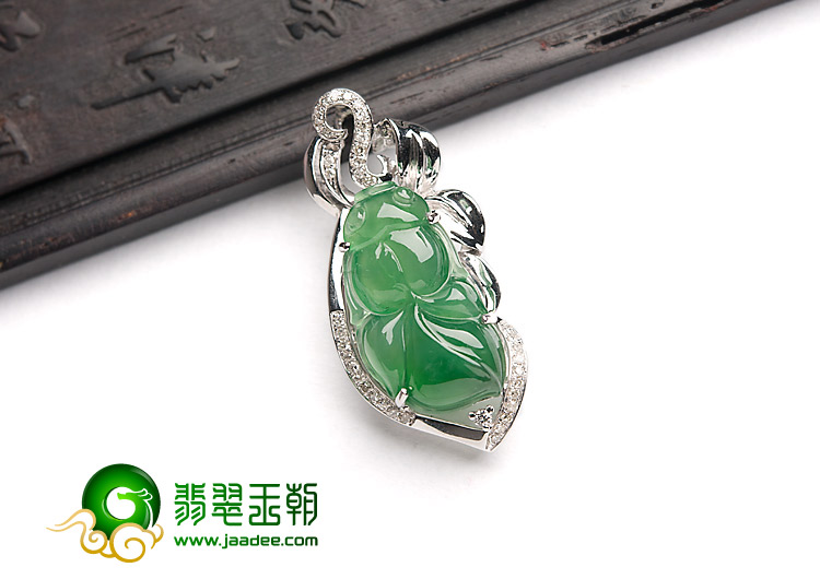 冰种阳绿缅甸翡翠A货镶白金胸坠（真钻）