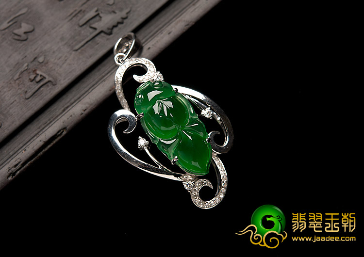 冰种阳绿缅甸翡翠A货镶白金胸坠（真钻）